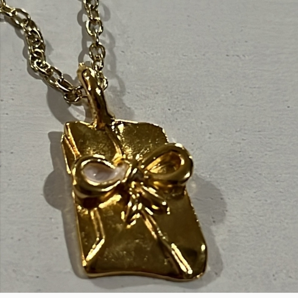 Gold Tone Gift Present Pendant 18" Necklace Brand New